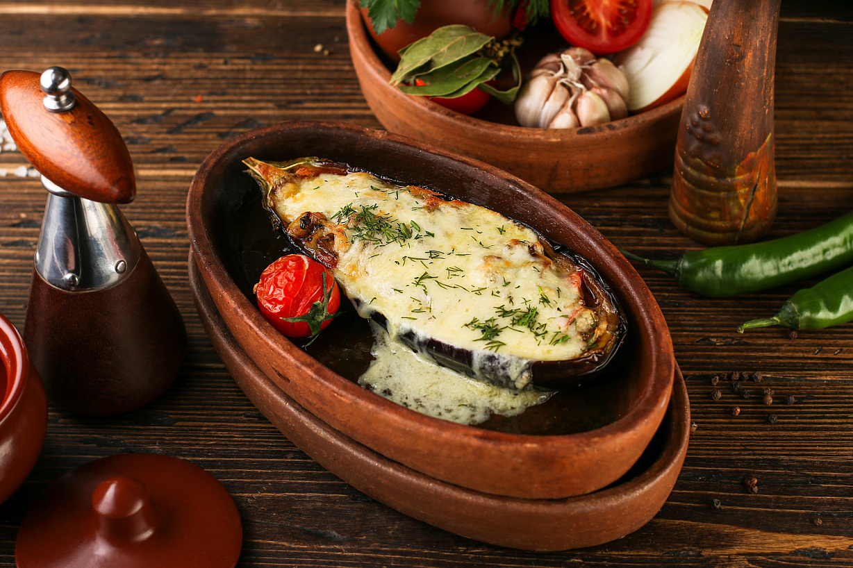 Баклажан, запеченный с овощами и сыром Сулугуни