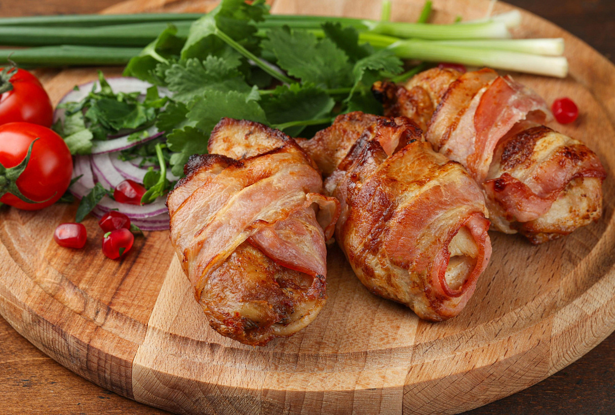Шашлык из курицы в беконе